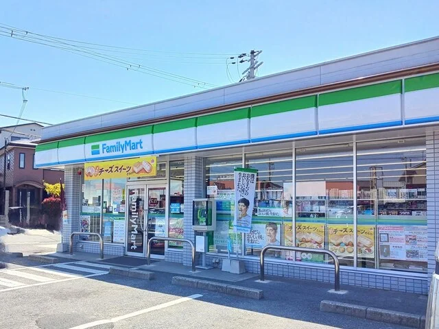 ファミリーマートまで700m