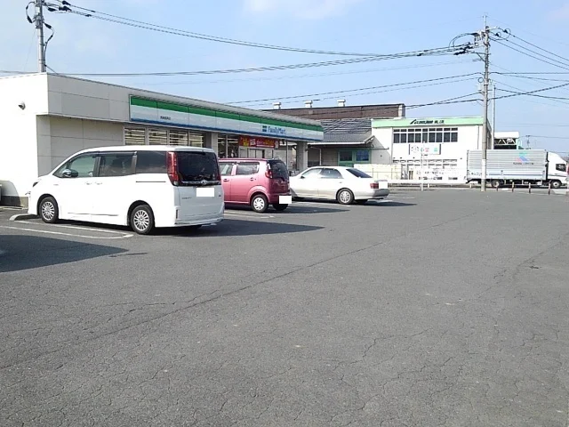 ファミリーマートまで430m