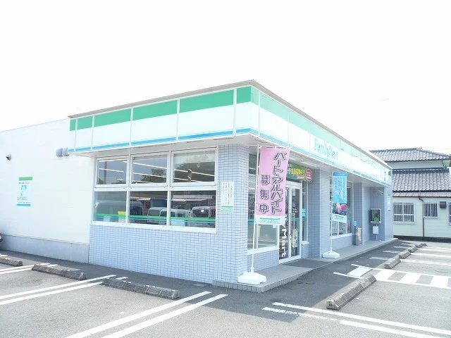ファミリーマートまで900m
