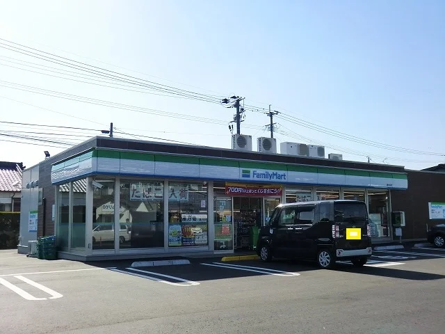ファミリーマート綾中央店まで300m