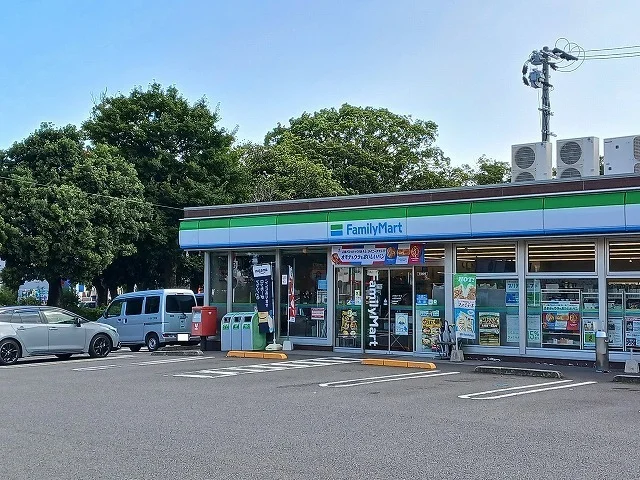 ファミリーマート小松原中央店まで210m
