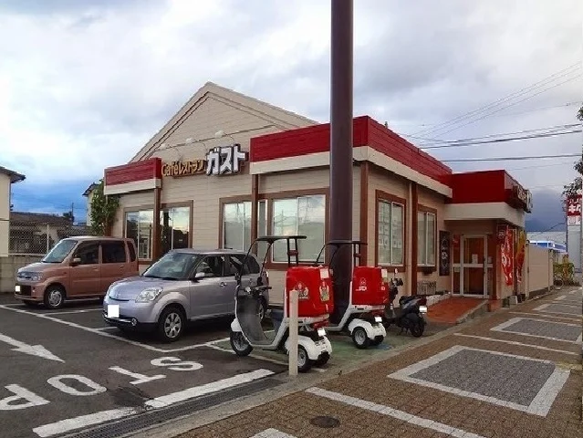 ガスト新居浜店まで900m
