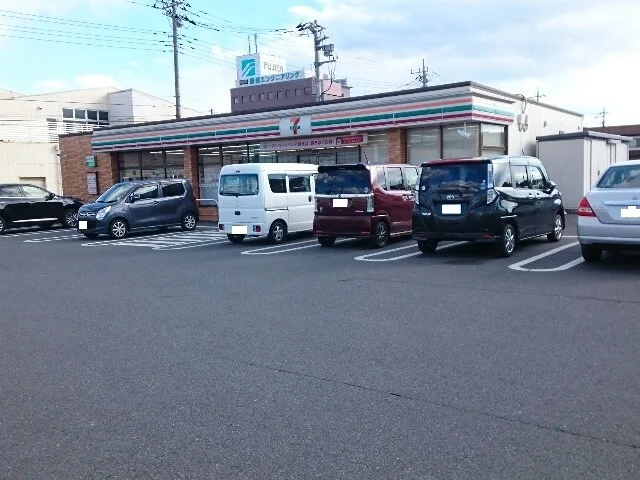 セブンイレブン飯塚町店まで300m