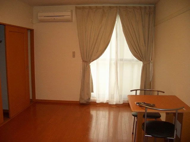 エアコン、カーテン、机、椅子完備