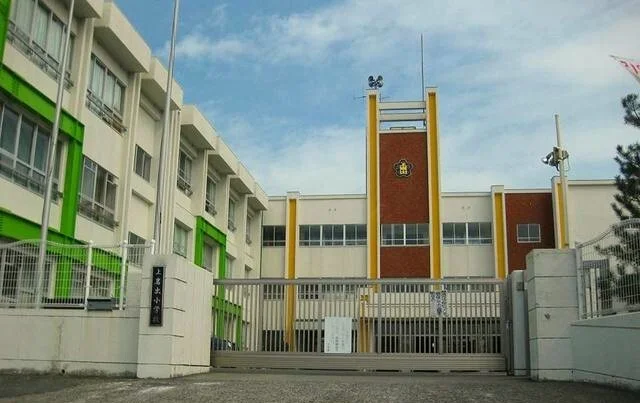 上岩出小学校様まで450m