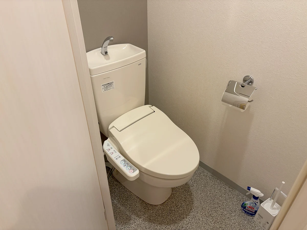 お手洗いはウォシュレット付き