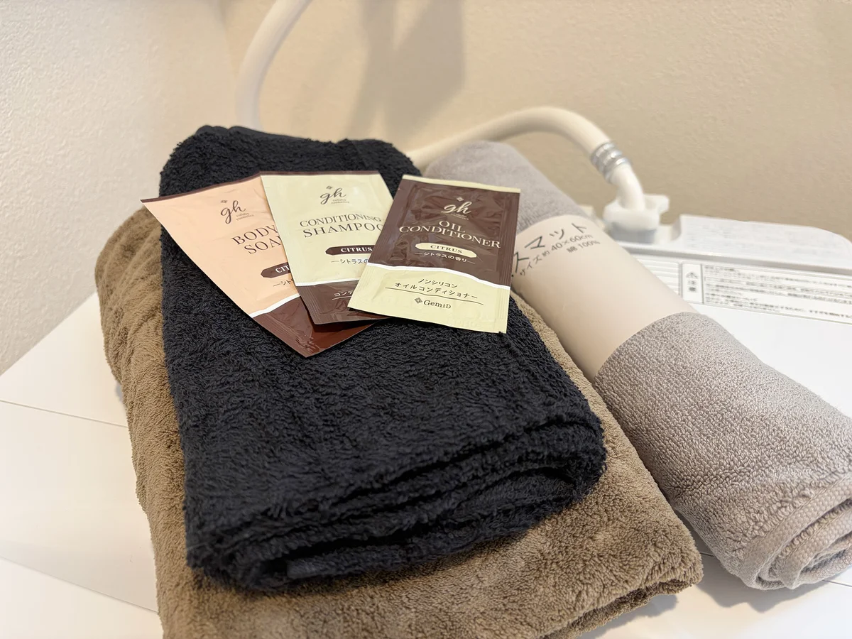 1名・1日分のシャンプー類やタオル類もご用意