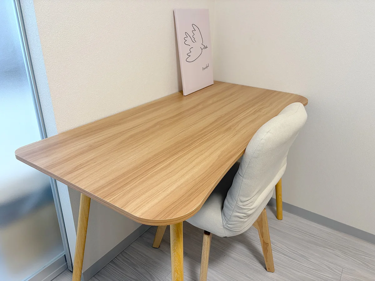 デスク付きで作業がしやすい