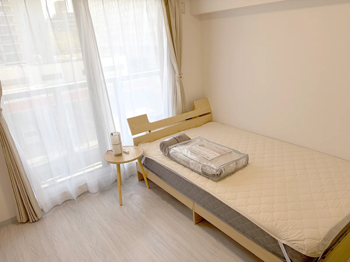 セミダブルでゆったり目のベッド♪