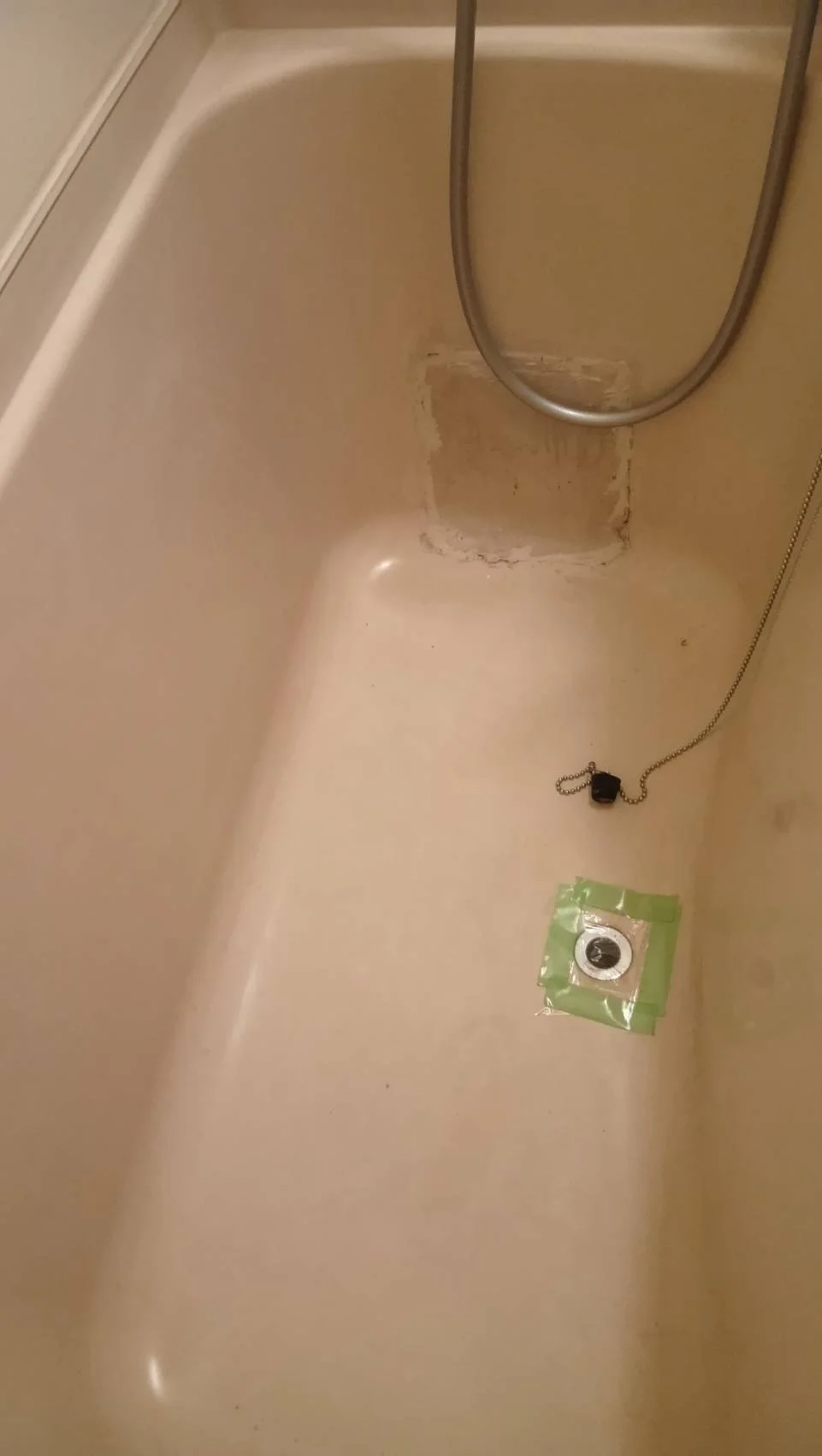 浴槽に補修跡がございますが、使用に支障はございません