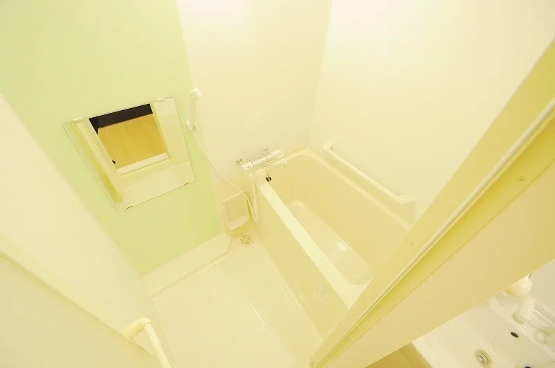 明るい色調のユニットバス、浴室乾燥機で雨や雪でもらくらく洗濯