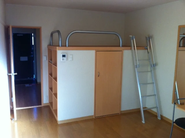 ベッド下はウォークインクローゼット