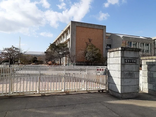宮池小学校まで883m