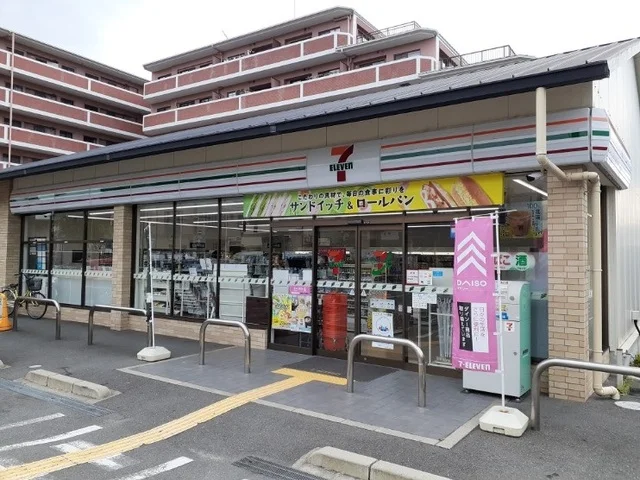 セブンイレブン深草墨染町店まで450m
