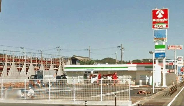 ファミリーマートまで700m