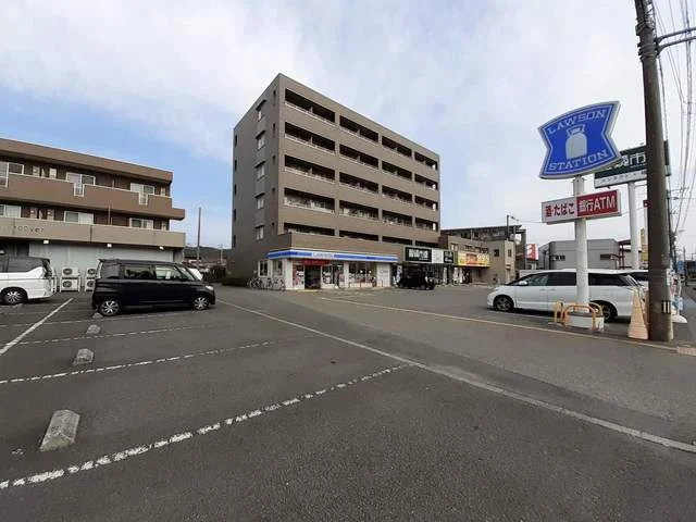 ローソン 高知朝倉駅前店まで550m