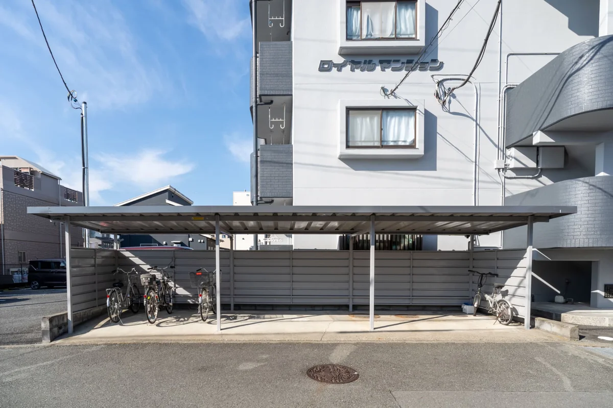 屋根付きの駐輪場あります。