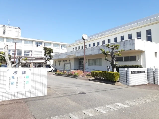 宮崎市立赤江東中学校まで1400m