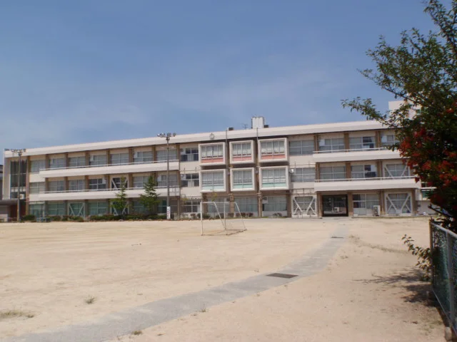 丸亀市立城坤小学校まで1300m