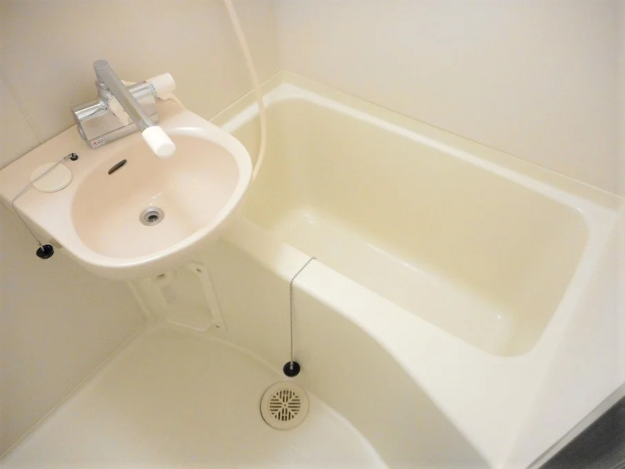 洗面台とユニット式のお風呂です