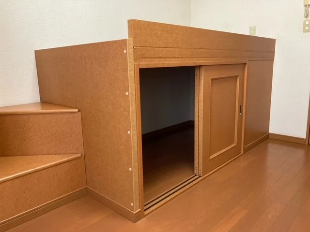 ベッド下は収納になっております。