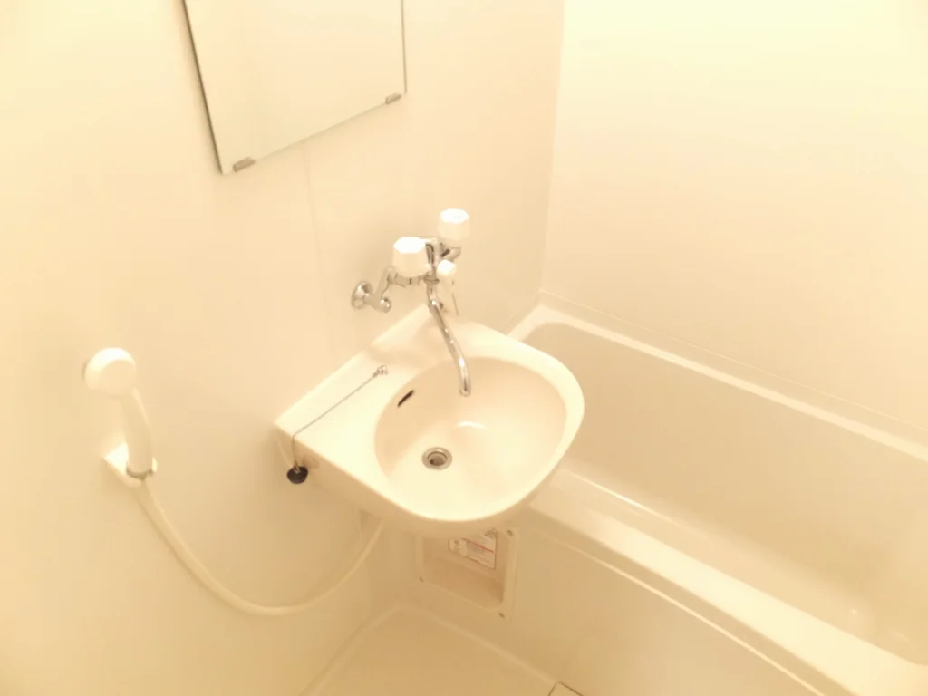 白を基調とした清潔感溢れる浴室です。