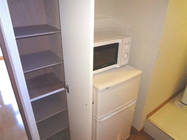 電子レンジ、冷蔵庫、収納有り