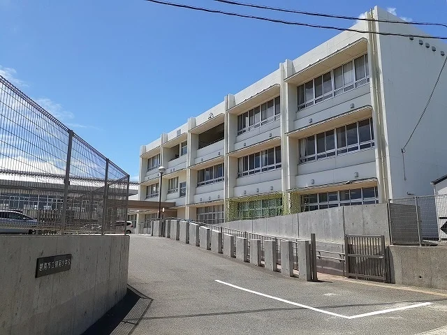 棚尾小学校まで1080m