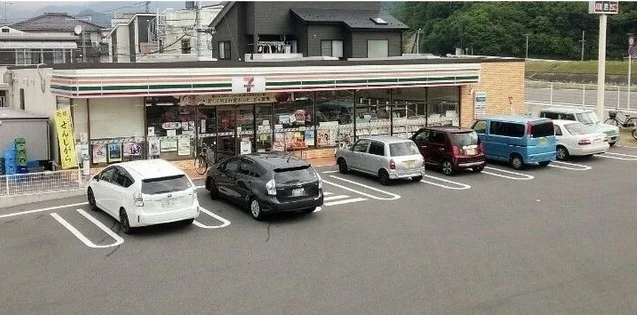 セブンイレブンまで220m