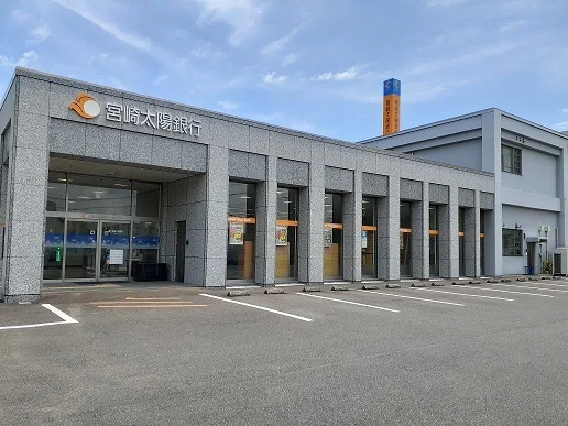 太陽銀行日向支店まで110m
