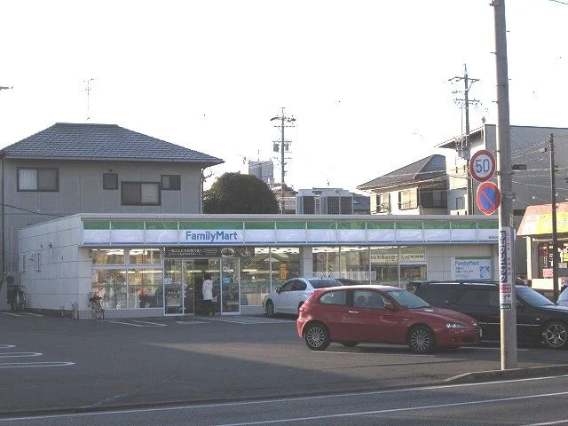 ファミリーマート静岡中吉田店まで100m