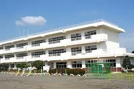 岡部西小学校まで550m