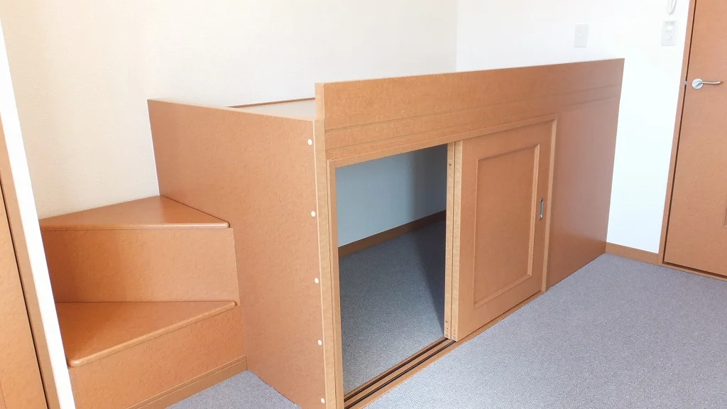 ベッド下にも、収納スペースが御座います。