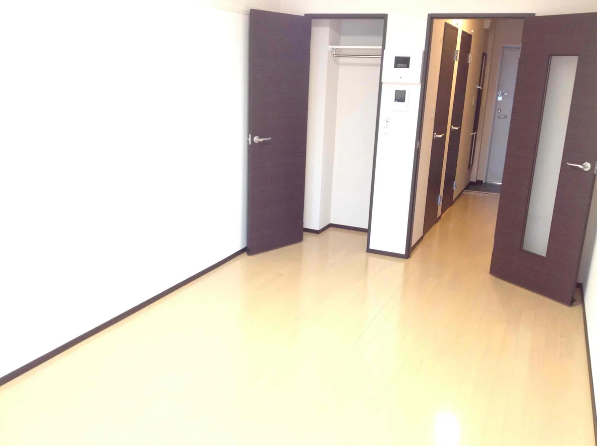 収納内に服を片付けて、お部屋はスッキリ。