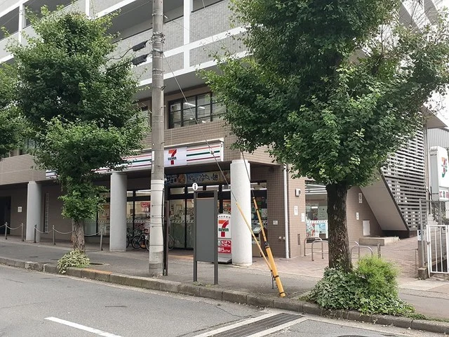 セブンイレブン修学院駅前店まで550m