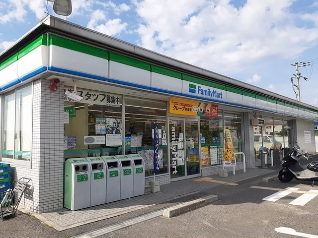 ファミリーマート様まで379m