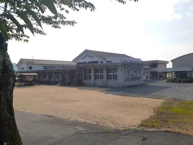 大崎小学校まで1400m