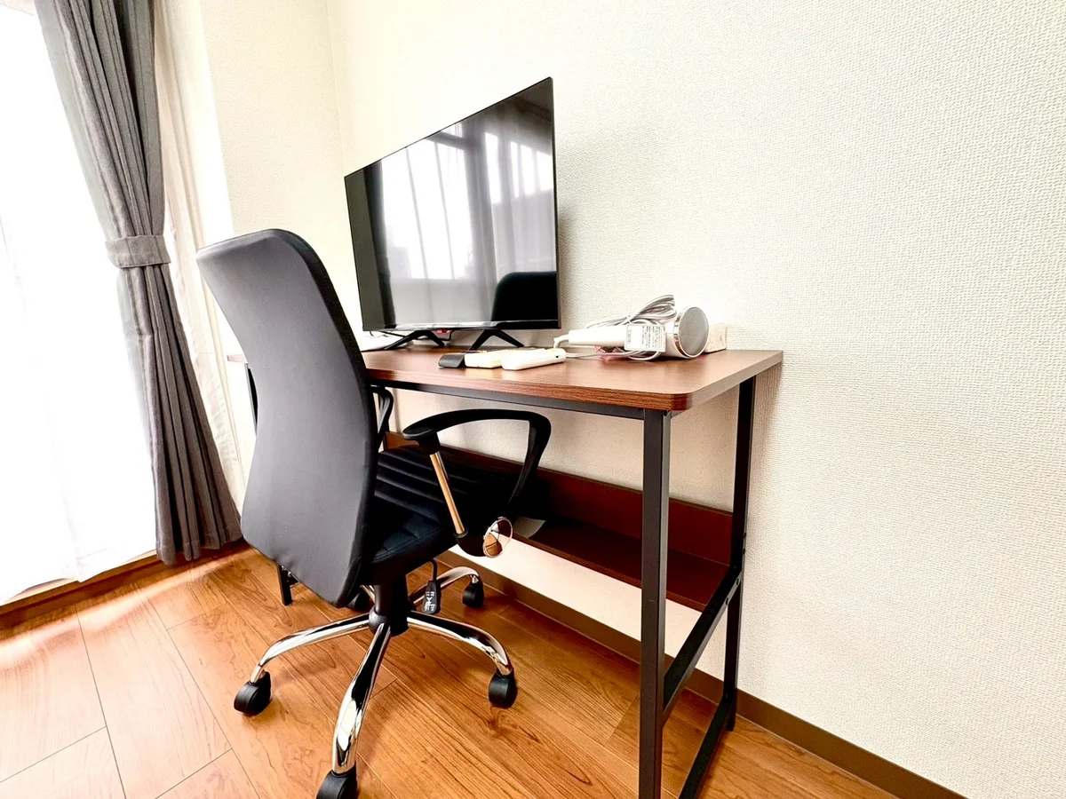 デスク・テレビ