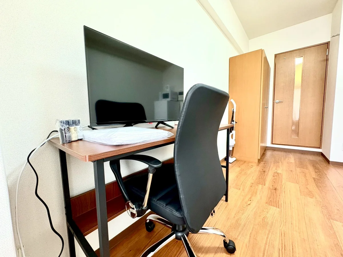 デスク・テレビ