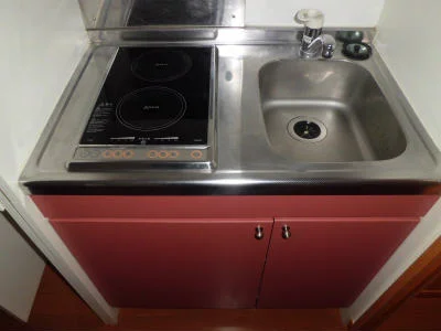 ２口電気コンロ付の台所流し台。