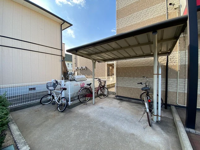 屋根付き駐輪場があります。