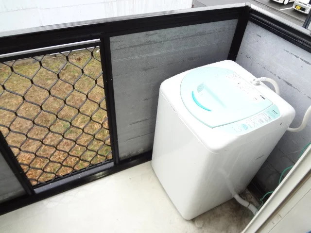 ベランダに洗濯機置場があります