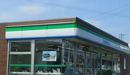 ファミリーマートまで60m
