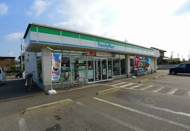 ファミリーマートまで70m