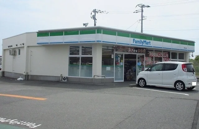 ファミリーマートまで50m