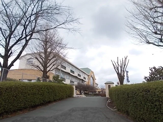室小学校まで800m