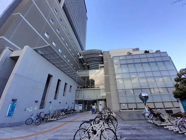 足立区立中央図書館まで70m