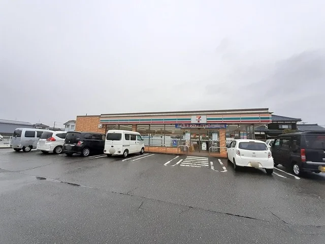 セブンイレブン鯵潟店まで240m