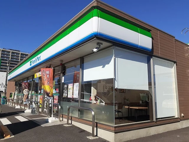 ファミリーマート桜二丁目店まで180m