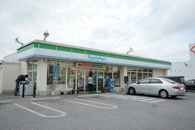 ファミリーマート豊見城名嘉地店まで350m